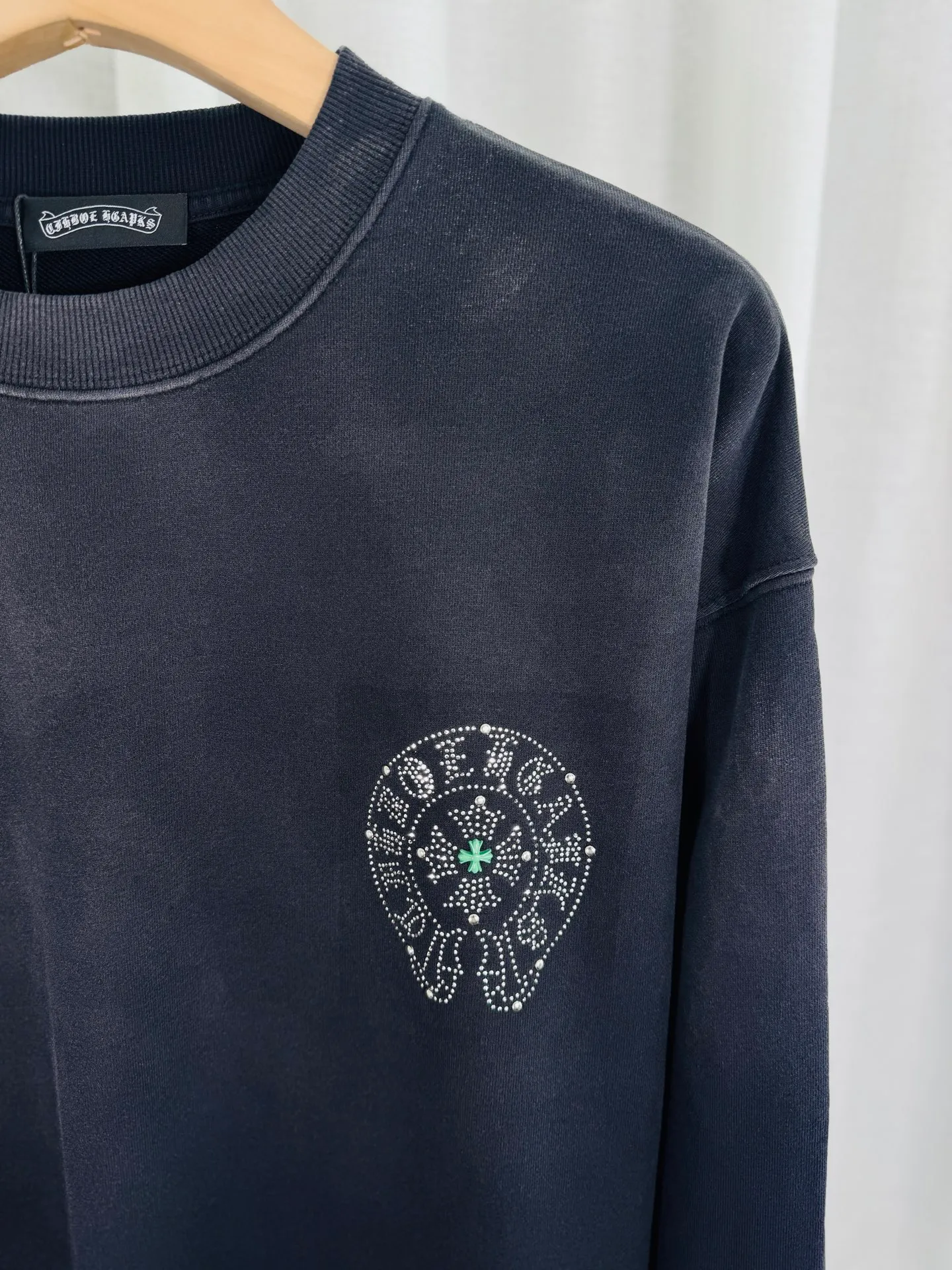 P290 top version, real shot without P, ​​different from market currency) 𝗖𝗵𝗿𝗼𝗺𝗲 𝗛𝗲𝗮𝗿𝘁𝘀/Croxin 2025 Autumn and Winter New Original Single Counter American 3D Rivets and Stickers Couple Casual Sweater 👑The highest version! Customized fabric 430g tripe terry fabric! American-style pickled and distressed original fabric, laser-burned flowers, rivets and diamonds, exquisite embroidery of letters! The best-selling model in the counter, very comfortable to wear. Accessories: original molded and authenticated collar label➕100% silk wash label. Genuine purchase-grade original hangtag➕matching hanging rope➕3D hanging beads➕original packaging bag. Craftsmanship: The original version has consistent wiring! The highest version of the armhole matching technique! Color: Pink Black Green Purple Size: S M L XL Style Number: 25-375